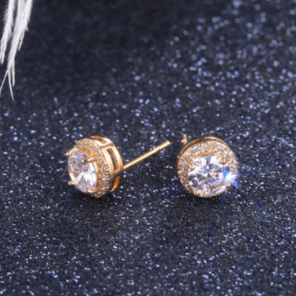 ✨Stunning 18K Gold Studs✨ - Picture 2 of 6